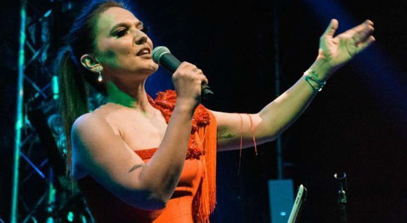 Demet Akalın'dan 'Okan'a nazar boncuğu