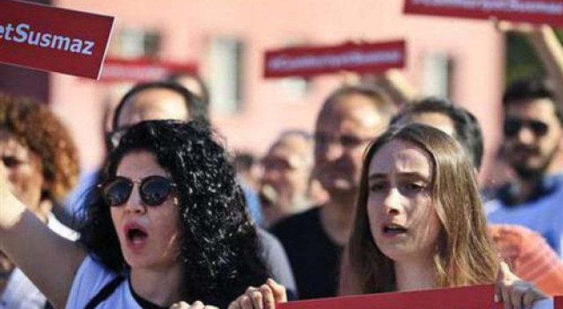 Kararının ardından Çağlayan Adliyesi önünde sloganlar yükseldi: Hak, hukuk, adalet