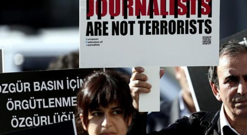 'Gazetecilere 'Ya sev ya terket' mesajı veriliyor'