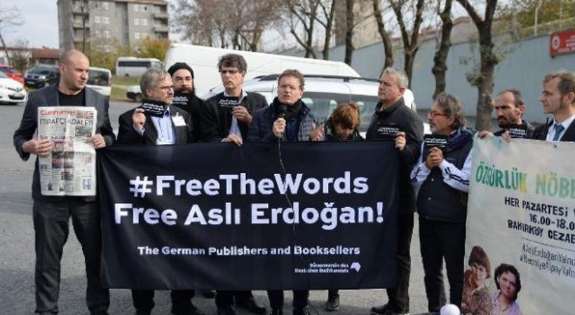 Alman Kitap Basım ve Yayıncılar Birliği'nden Aslı Erdoğan'a destek eylemi