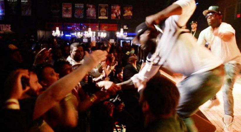 Dünyaca ünlü şarkıcı konserde bir kadın hayranını yumrukladı