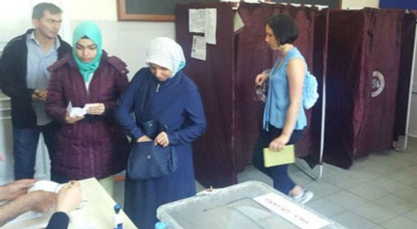 Zehra Çilingiroğlu oy zarfını sandığa atmayı unuttu, sosyal medyada gündem oldu!
