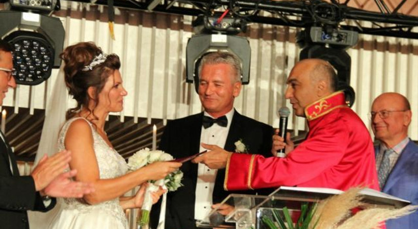 Ekranların güzel sunucusu dünyaevine girdi!