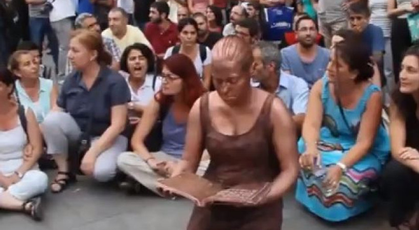 Nuriye ve Semih protestosuna polis müdahalesi! Sanatçıyı gerçek heykel sandılar