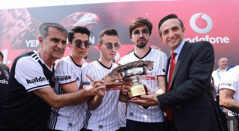 Vodafone Park'ın terasında şampiyonluk kutlaması