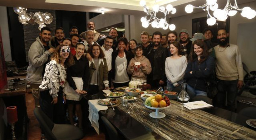 Ünlü oyuncuya sette sürpriz doğum günü!