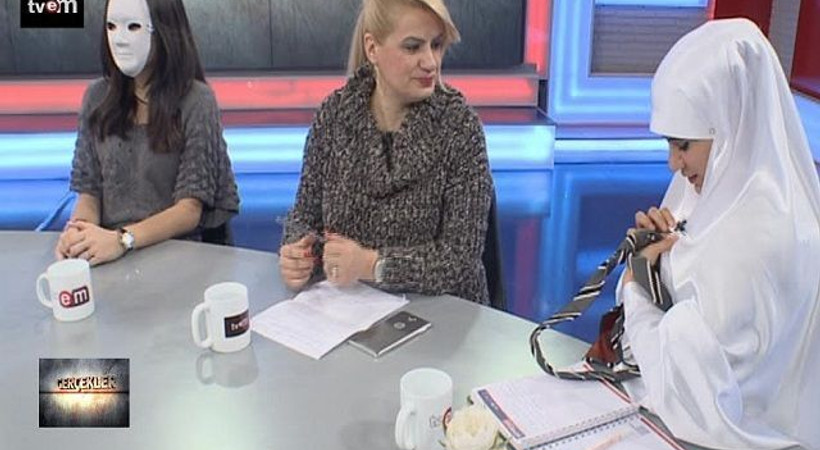 Çarşafın üzerine kravat taktı, stüdyoda hararet arttı