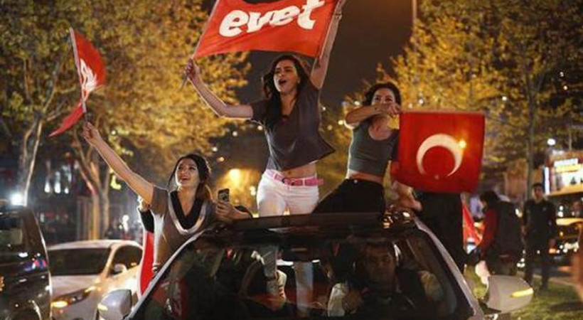 Akif Beki: Allaha rızası için biri Hayrettin Karaman hocaya şu fotoğrafı göstersin
