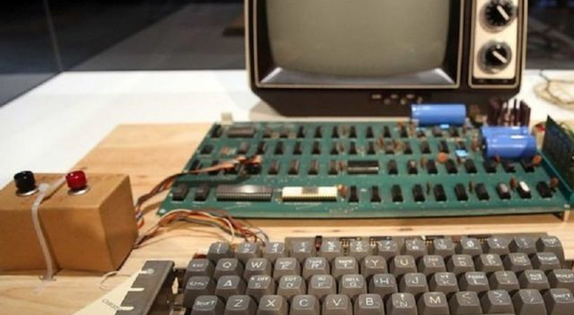 Apple'ın ilk bilgisayarına ait kullanma kılavuzu satışa çıkarıldı