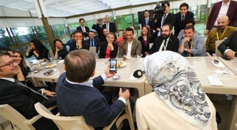 Davutoğlu Başbakanlık muhabirleriyle vedalaştı