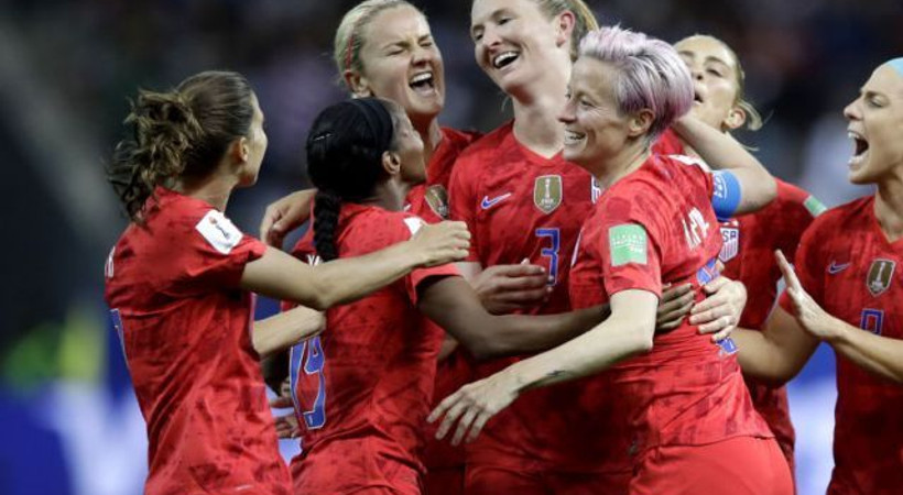Habertürk yazarı Karasu: Kadın futbolcunun gol sevinci ayıp mı?