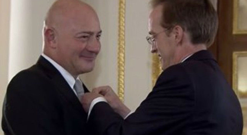 Ferit Şahenk'e Legion d'Honneur nişanı verildi