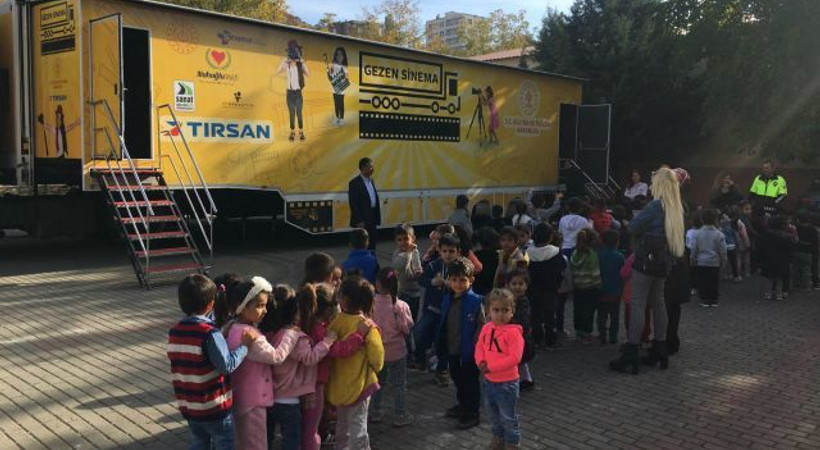 Siirtli çocuklar, Gezen Sinema Tırı'yla ilk kez sinema filmi izledi!