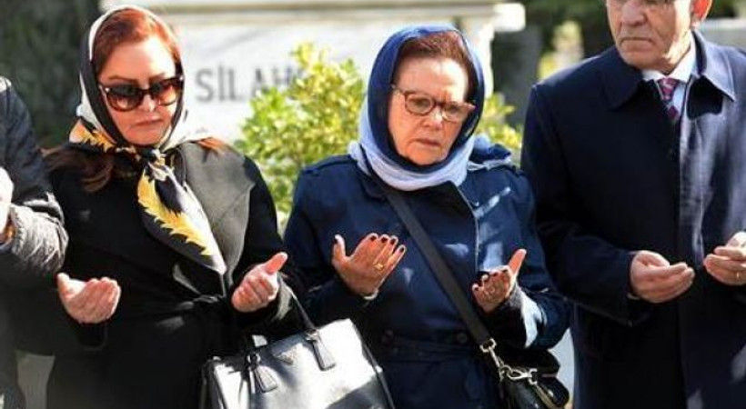 Çetin Emeç mezarı başında anıldı