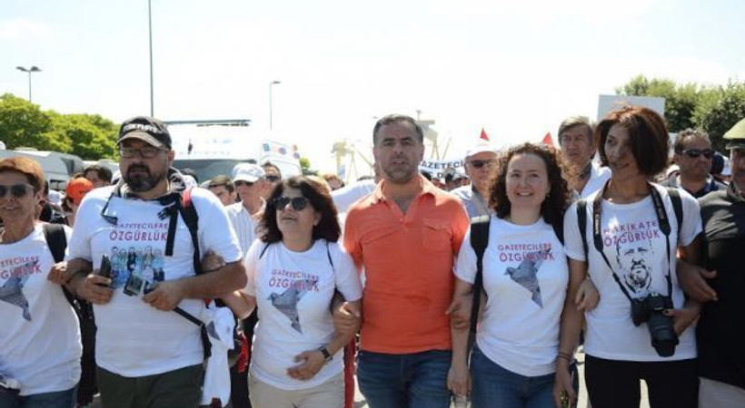 Tutuklu gazetecilerin arkadaşları adalet için yürüdü!