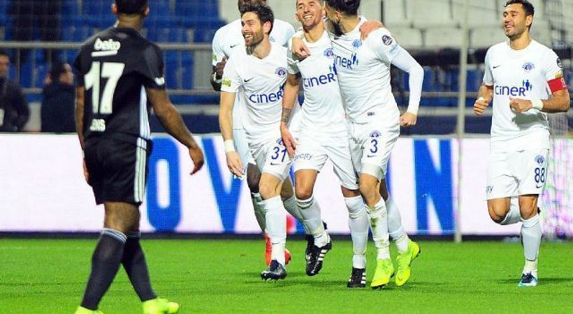 Beşiktaş farklı yenildi, sosyal medya yıkıldı!