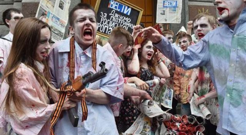 Gazeteyi zombi kılığında protesto ettiler!