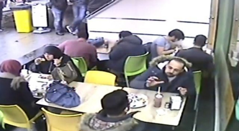 Gazetecinin telefonunu böyle çaldılar!