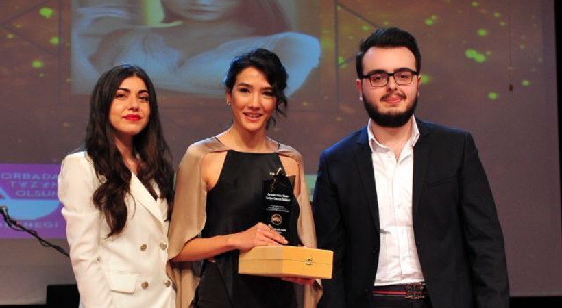 Aybüke Pusat ‘'ılın En Beğenilen Kadın Oyuncusu’ seçildi!