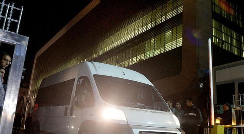 Kayyumlar polis eşliğinde Feza Gazetecilik'in Yenibosna'daki binasında!