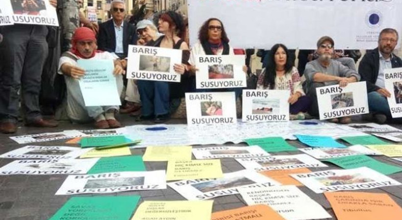 Yazarlardan barış için oturma eylemi
