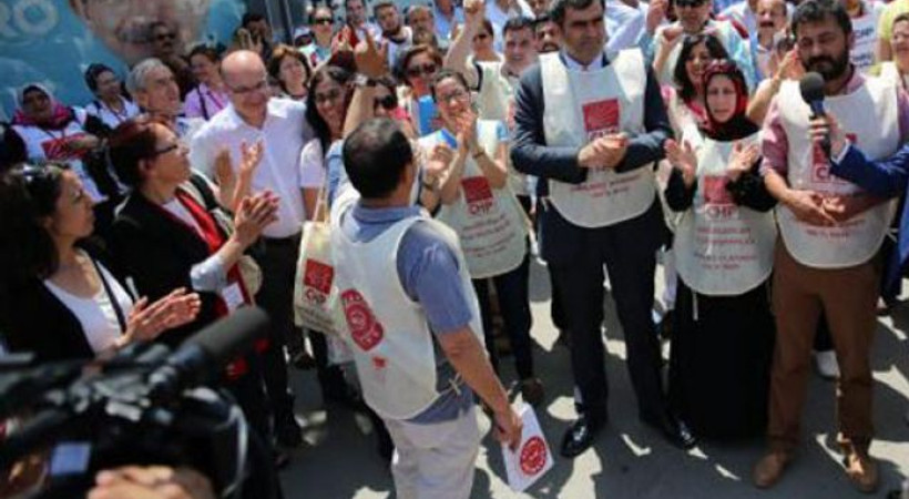 Seçmen 'canlı billboard' oldu