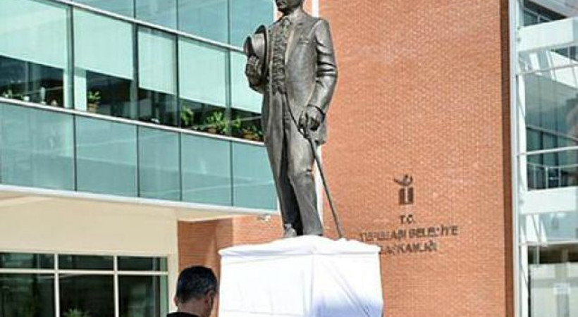 Atatürk heykeline bir çirkin saldırı daha!