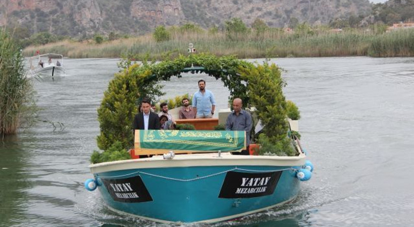 Sandalla tabut taşıdılar!