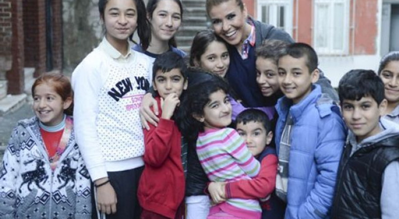 Köşe yazılarına başlıyor! Ünlü şarkıcı Hürriyet'le anlaştı!