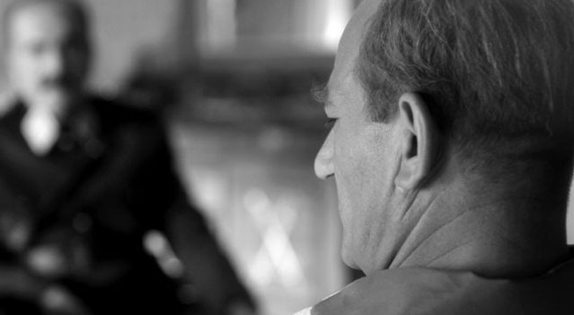 Börü filminde Atatürk'ü hangi ünlü oyuncu seslendirdi?