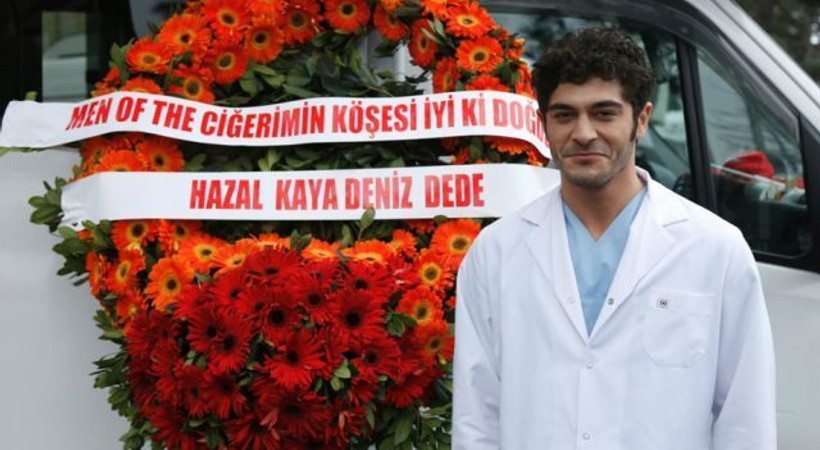 Burak Deniz'e Bizim Hikaye setinde çelenkli doğum günü