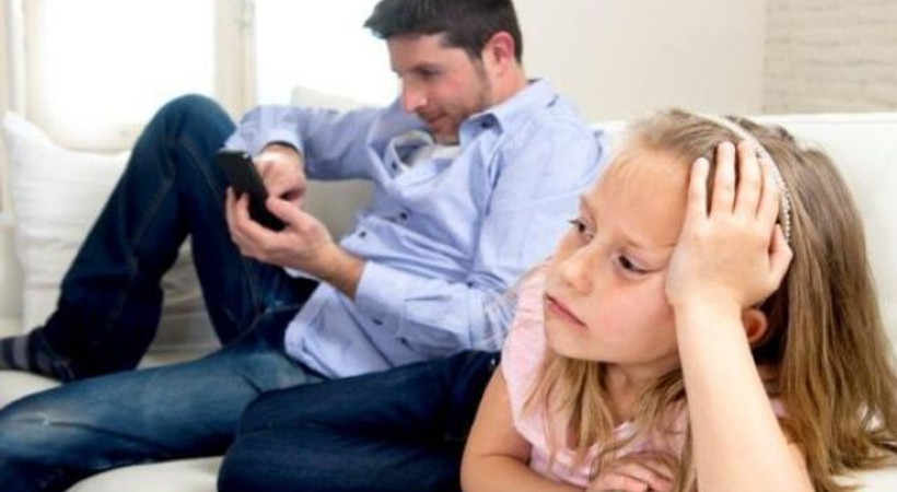 Akıllı telefonlar aile mutluluğunu olumsuz etkiliyor