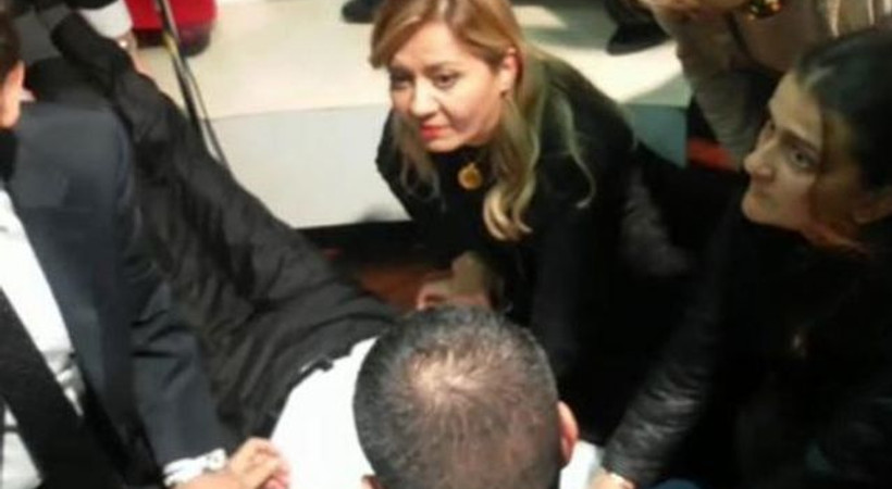Konserde panik anları! Solist fenalaştı, ilk müdahaleyi Demirel'in doktoru yaptı