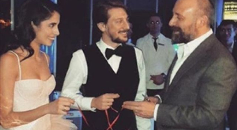 2 oyuncu nişanlandı, yüzükleri Halit Ergenç taktı!