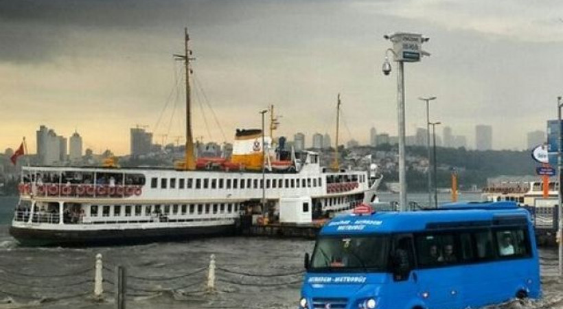 İstanbul'un yağmurla imtihanı sosyal medyayı salladı! 'İşte bunlar hep yağmur lobisi'