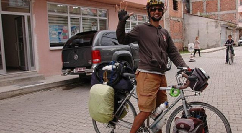 Genç gazeteci pedalı 'demokrasi' için çeviriyor