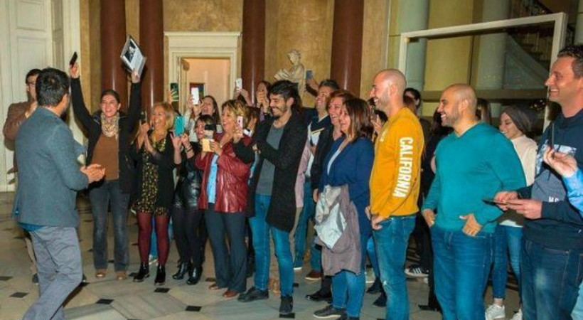 Konsolosluk çalışanları Tarkan'ı böyle karşılandı