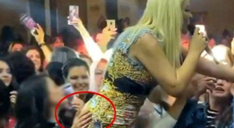 Selin Ciğerci'ye sahnede şoke eden hareket!