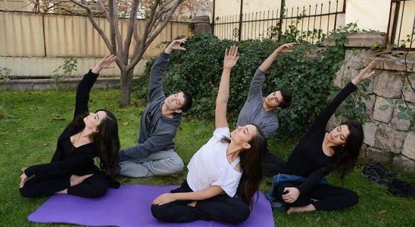 Çekim sonrası yoga seansı
