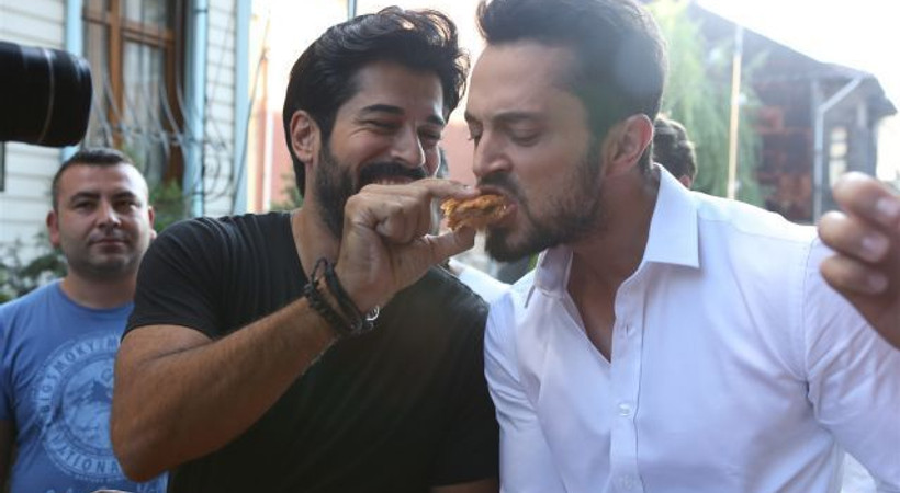 Burak Özçivit ve Murat Boz'dan set ekibine sürpriz