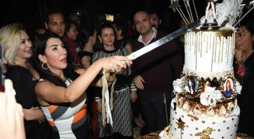 Hande Yener yaşgününde 3 pasta kesti!