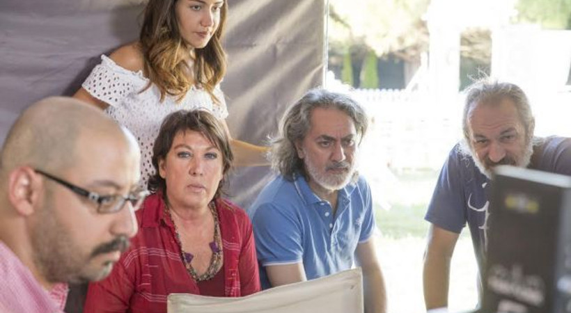 Oğlu yönetti Oya Başar oynadı! İşte ''El Değmemiş Aşk' filminden ilk kareler