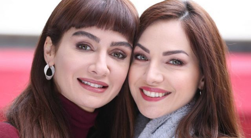 Birce Akalay’ın el hareketi sosyal medyayı salladı!