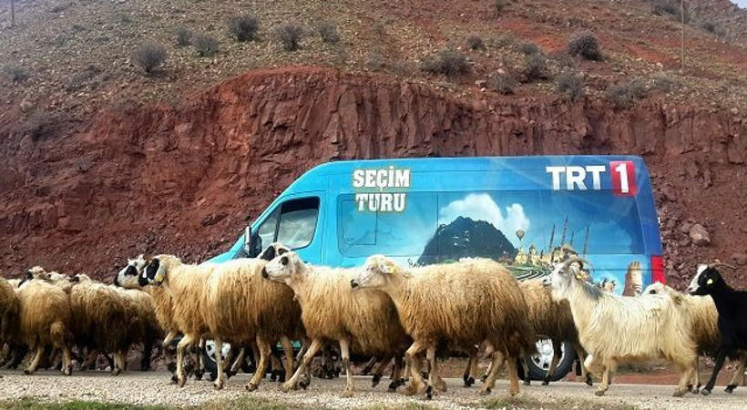 Hem 'Seçim Turu'na hem ekran yolculuğuna çıkıyor