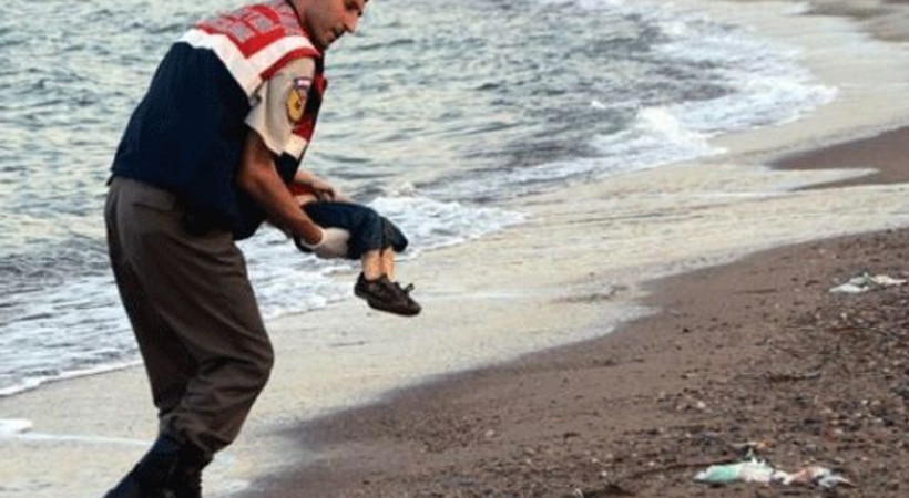 Vicdansız mesaj! Aylan'la ilgili tweet'i işinden etti