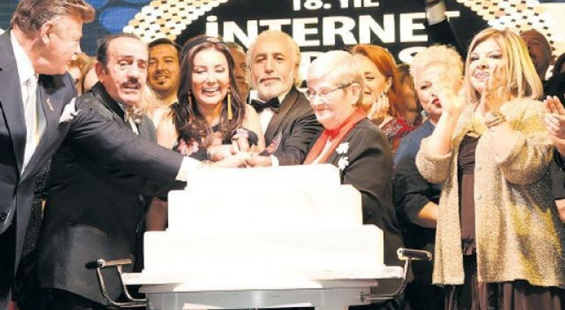 Ödül gecesine ünlü yağmuru