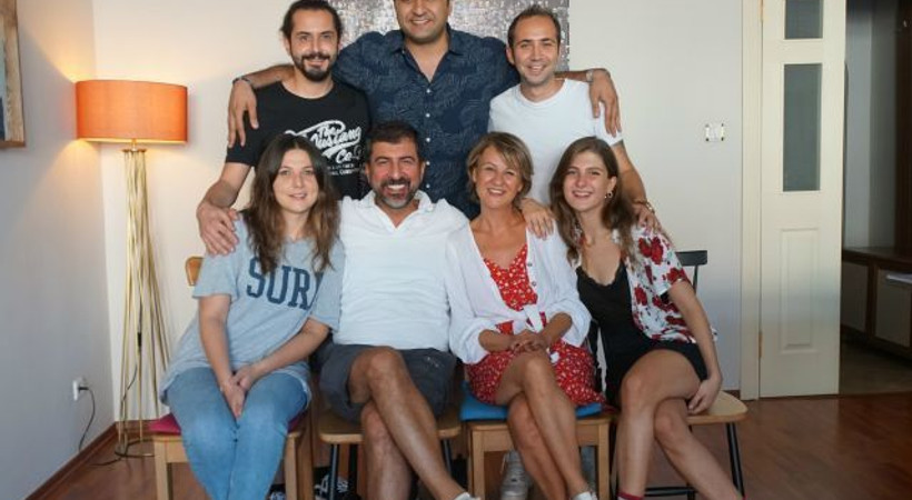 Çakallarla Dans'ın yazarı ilk kez yönetmen koltuğunda!