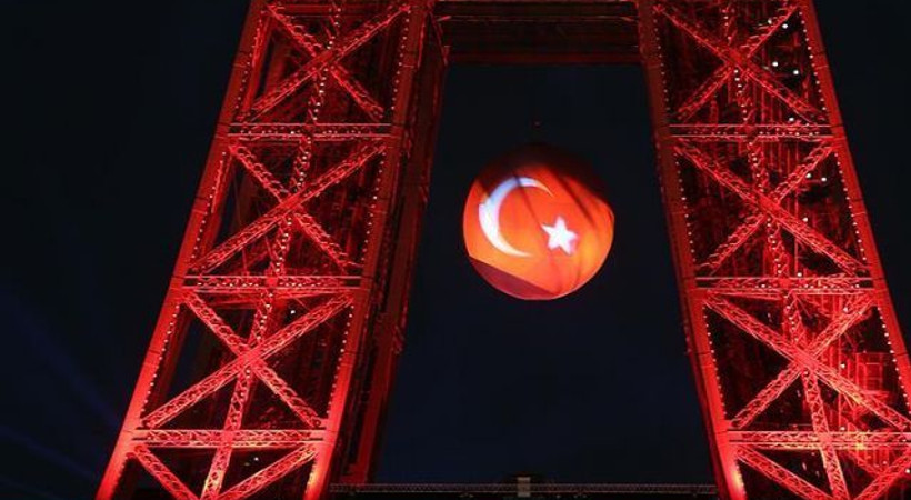 Eyfel kulesi 3.kez Türk bayrağına büründü