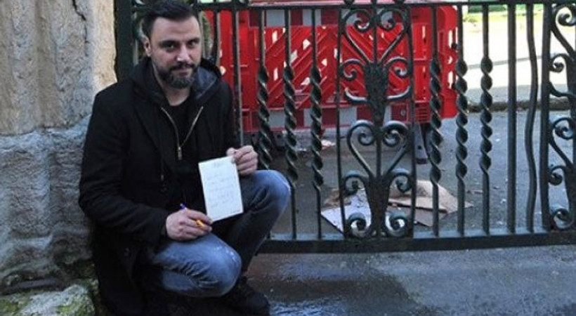 Alişan, cami kapısında elinde notla bekledi