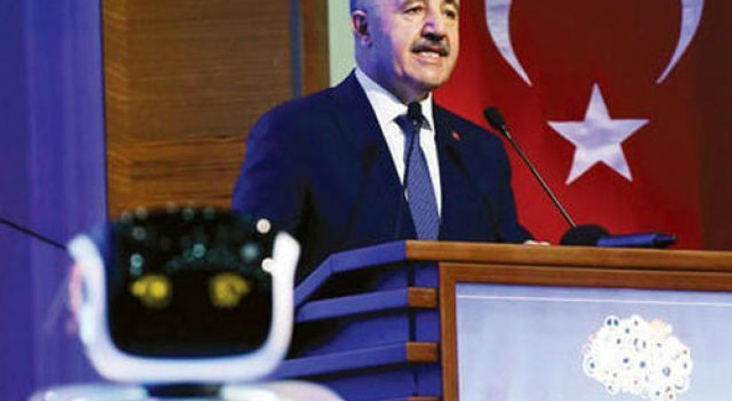 Robot, Bakan Arslan'dan özür diledi!